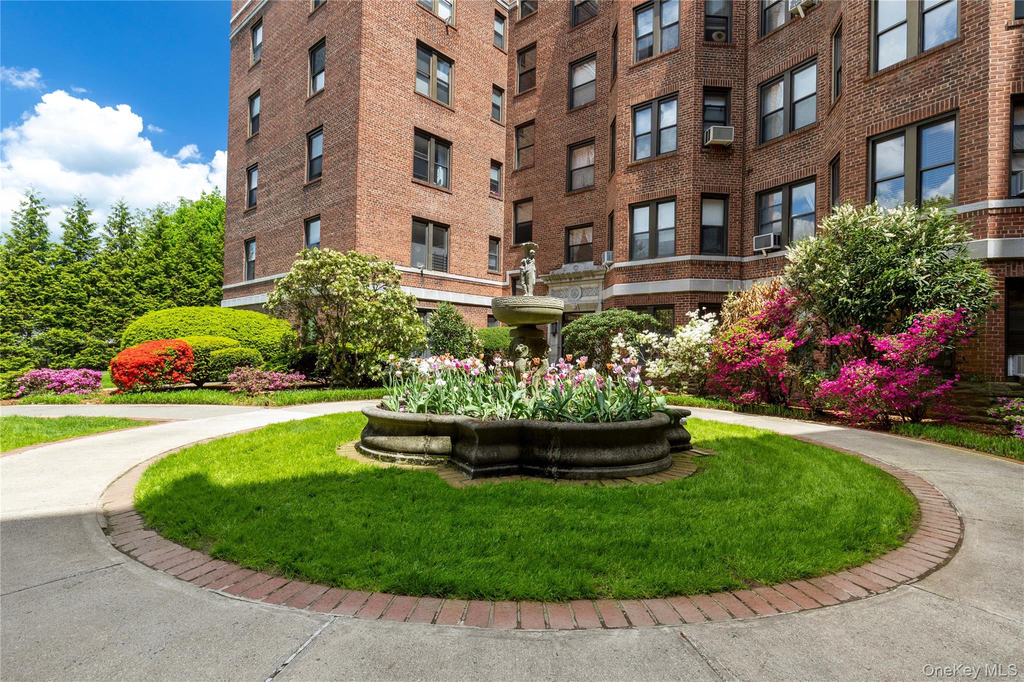 11 Alden Road, Unit 6L Larchmont, NY 10538 - Photo 5 of 22 a view of a fountain in front of a building