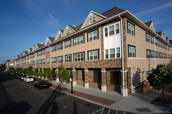 $4,250 | 148 South Front Street, Unit S202, Farmingdale, NY 11735