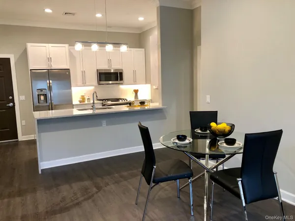 $4,250 | 148 South Front Street, Unit S202, Farmingdale, NY 11735