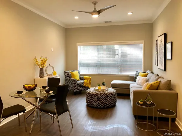 $4,250 | 148 South Front Street, Unit S202, Farmingdale, NY 11735