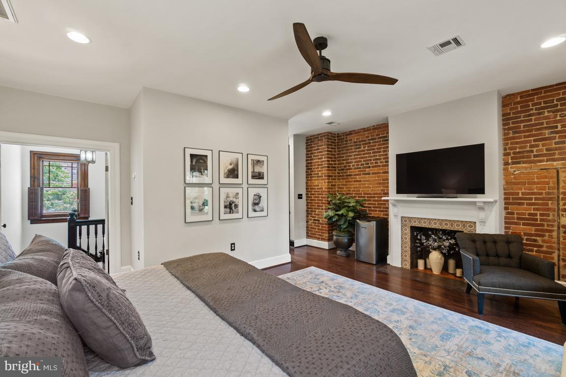 1512 P Street Northwest Washington, DC 20005 - Photo 32 of 50 Owner's suite (top level)