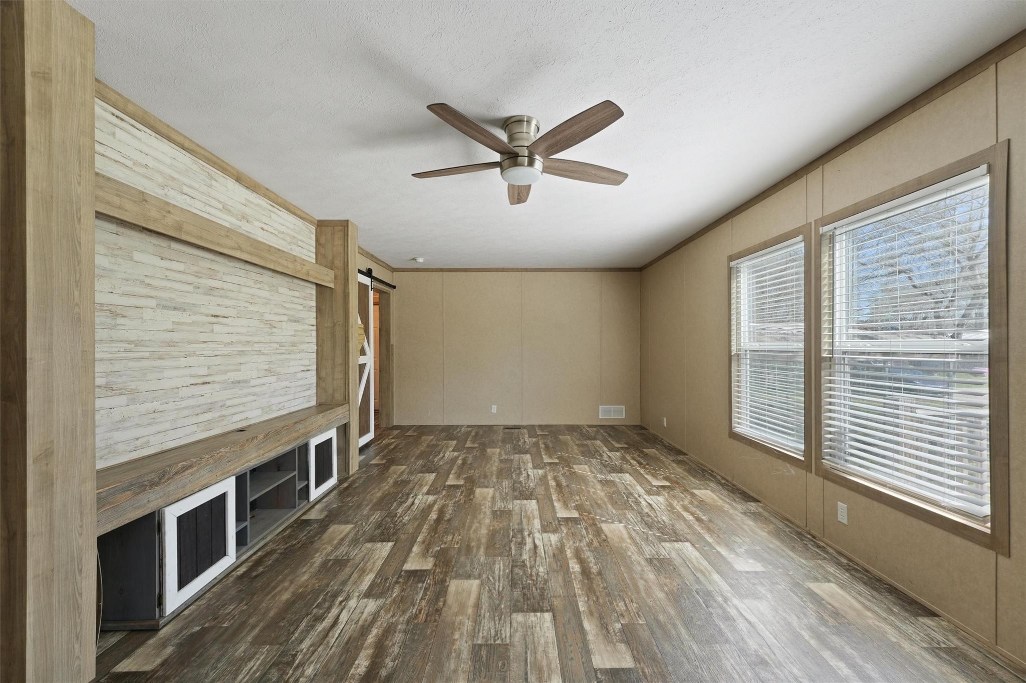 11744 Padok Road Houston, TX 77044 - Photo 8 of 21 a view of a livingroom with a ceiling fan and window