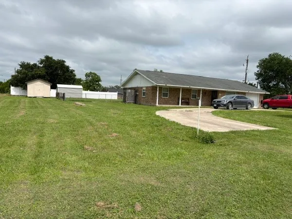 a view of a house with a yard