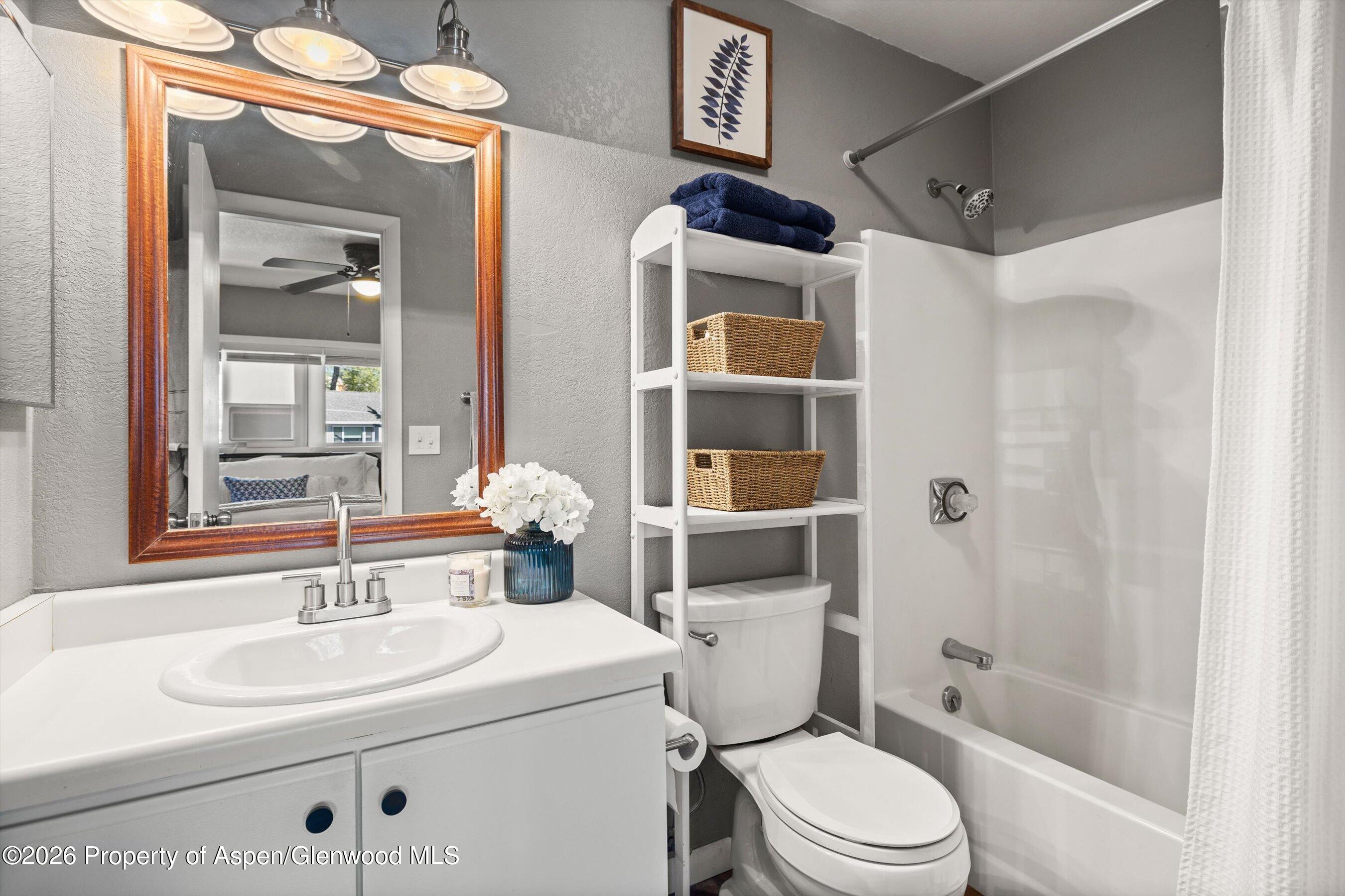 405 Park Avenue, Unit B2 Basalt, CO 81621 - Photo 10 of 16 guest bath en suite