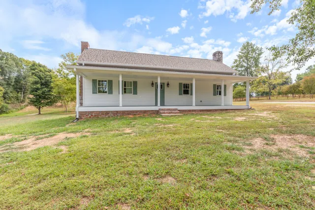 a view of a house with backyard and garden