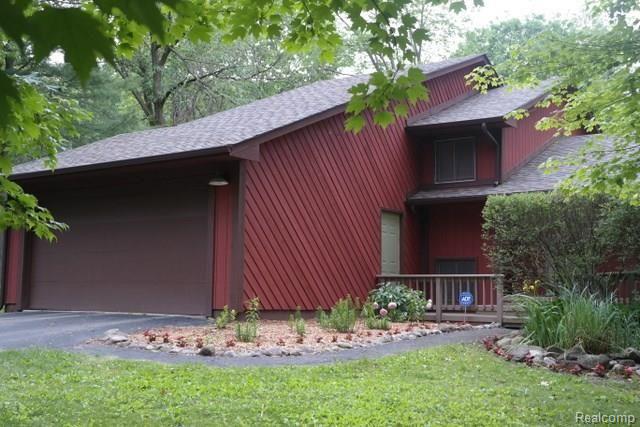 9085 Evergreen Road Brighton, MI 48116 - Photo 1 of 25 (1) Primary.jpg