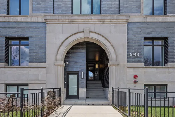 $950,000 | 5748 North Hermitage Avenue, Unit 106, Chicago, IL 60660