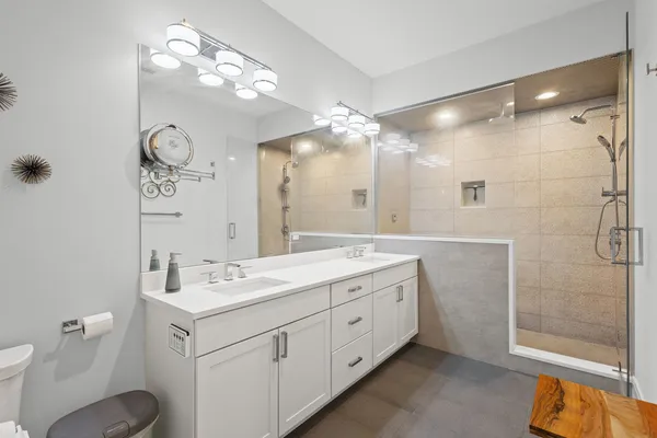 $950,000 | 5748 North Hermitage Avenue, Unit 106, Chicago, IL 60660