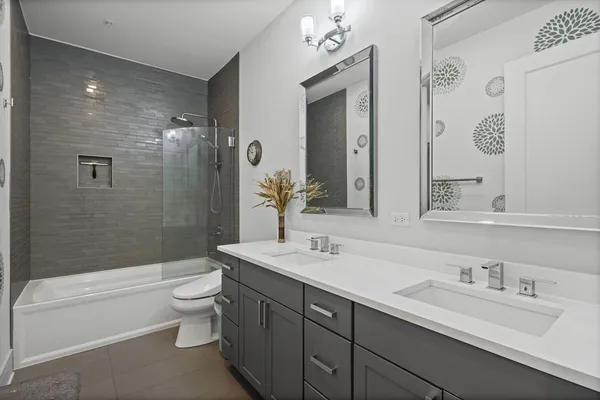 $950,000 | 5748 North Hermitage Avenue, Unit 106, Chicago, IL 60660