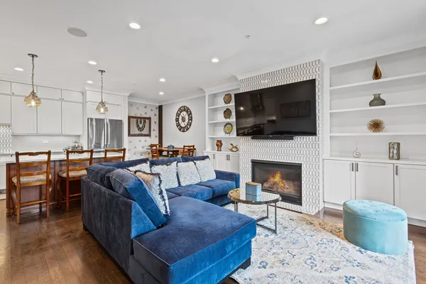 $950,000 | 5748 North Hermitage Avenue, Unit 106, Chicago, IL 60660