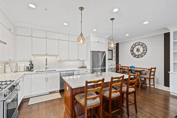 $950,000 | 5748 North Hermitage Avenue, Unit 106, Chicago, IL 60660