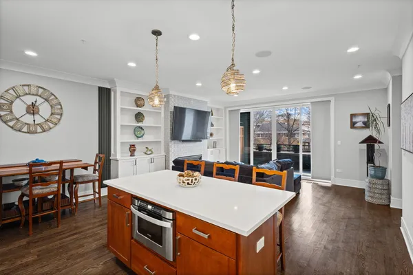 $950,000 | 5748 North Hermitage Avenue, Unit 106, Chicago, IL 60660