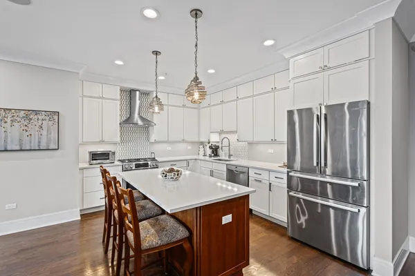 $950,000 | 5748 North Hermitage Avenue, Unit 106, Chicago, IL 60660