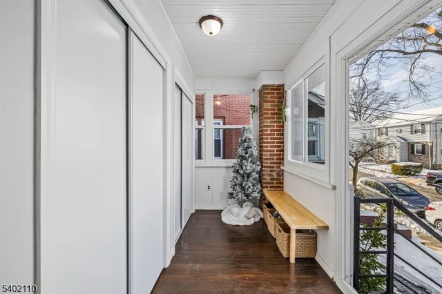 a view of entryway with livingroom