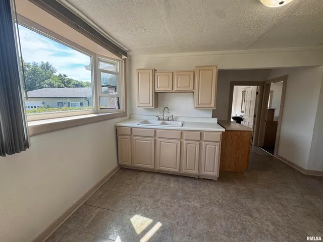 $49,000 | 584 East South Street, Galesburg, IL 61401