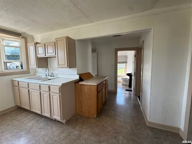 $49,000 | 584 East South Street, Galesburg, IL 61401