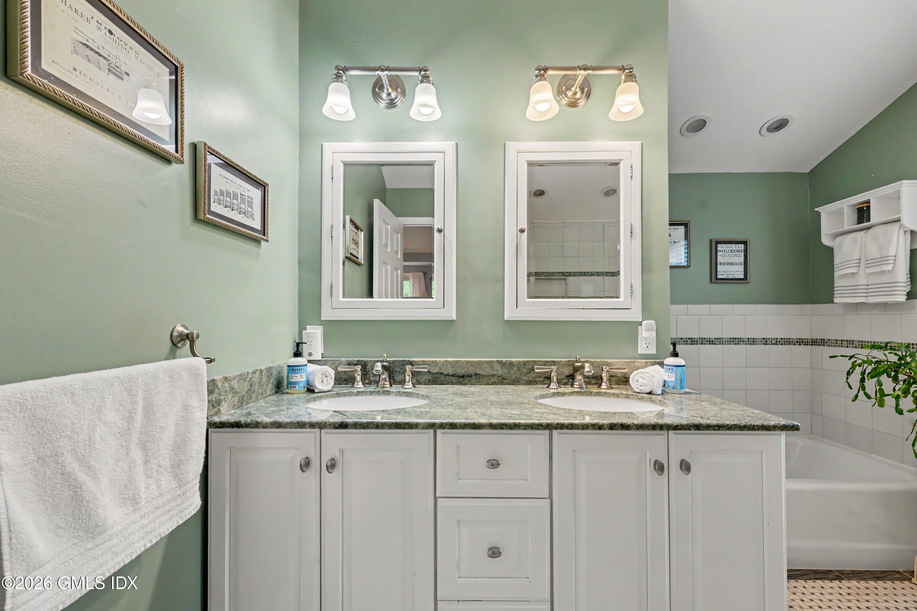 351 Pemberwick Road, Unit 503 Greenwich, CT 06831 - Photo 16 of 27 Primary Bathroom