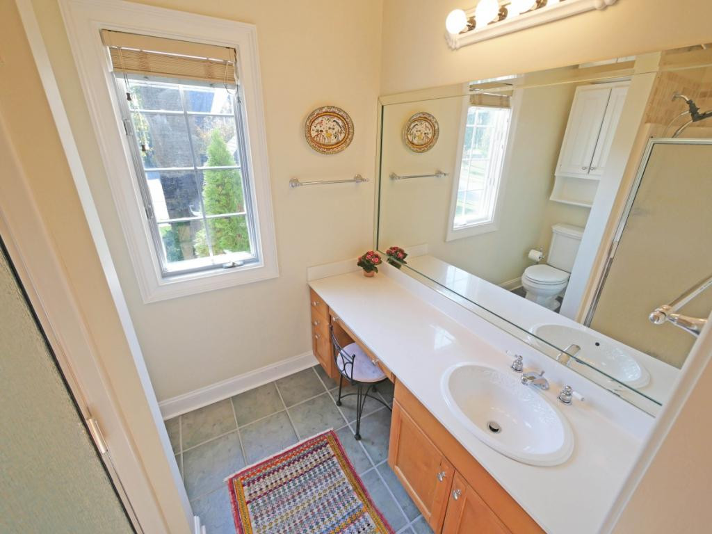 122 Reed Circle Johnson City, TN 37601 - Photo 23 of 36 Ensuite bath