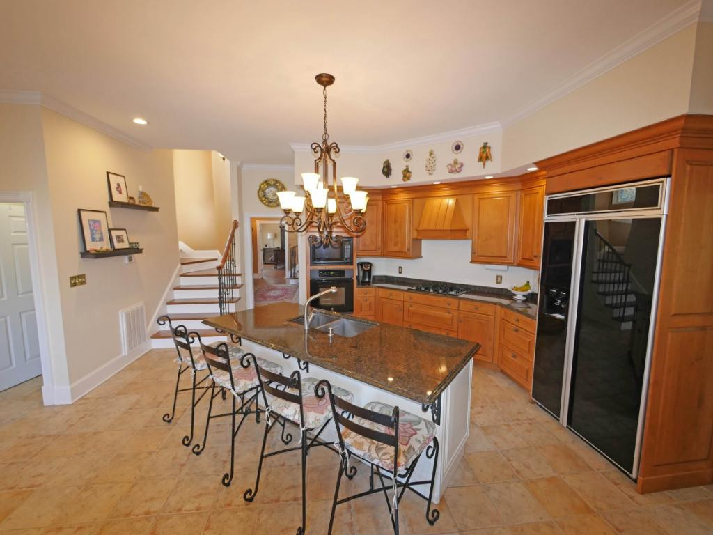 122 Reed Circle Johnson City, TN 37601 - Photo 10 of 36 Large island with seating area