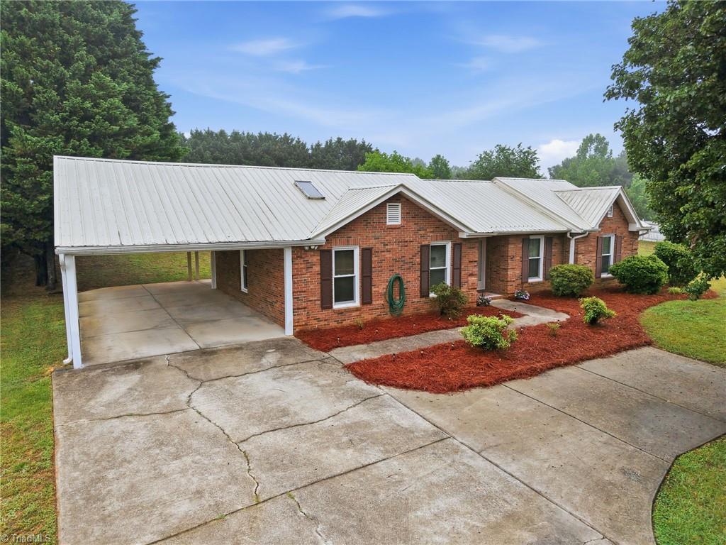 5200 Robin Lane Randleman, NC 27317 - Photo 4 of 40