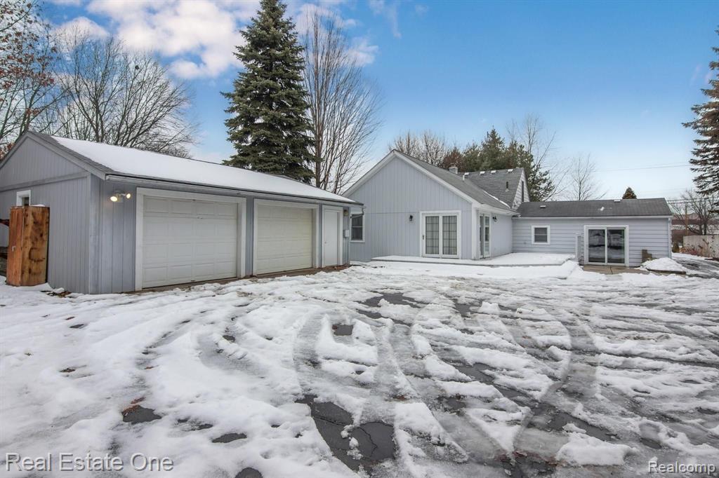 3149 Pontiac Lake Road Waterford, MI 48328 - Photo 3 of 35