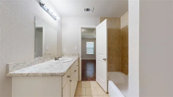 $1,700 | 2104 Daniel Street, Fort Worth, TX 76104