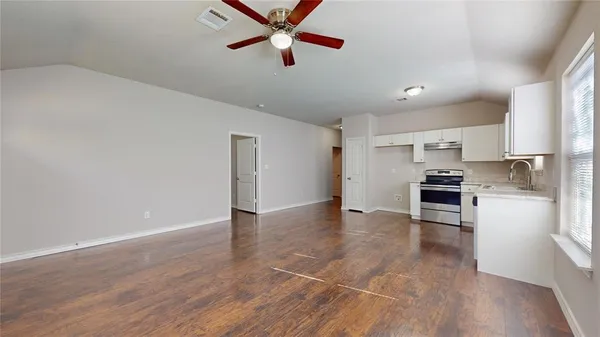 $1,700 | 2104 Daniel Street, Fort Worth, TX 76104