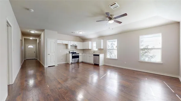 $1,700 | 2104 Daniel Street, Fort Worth, TX 76104