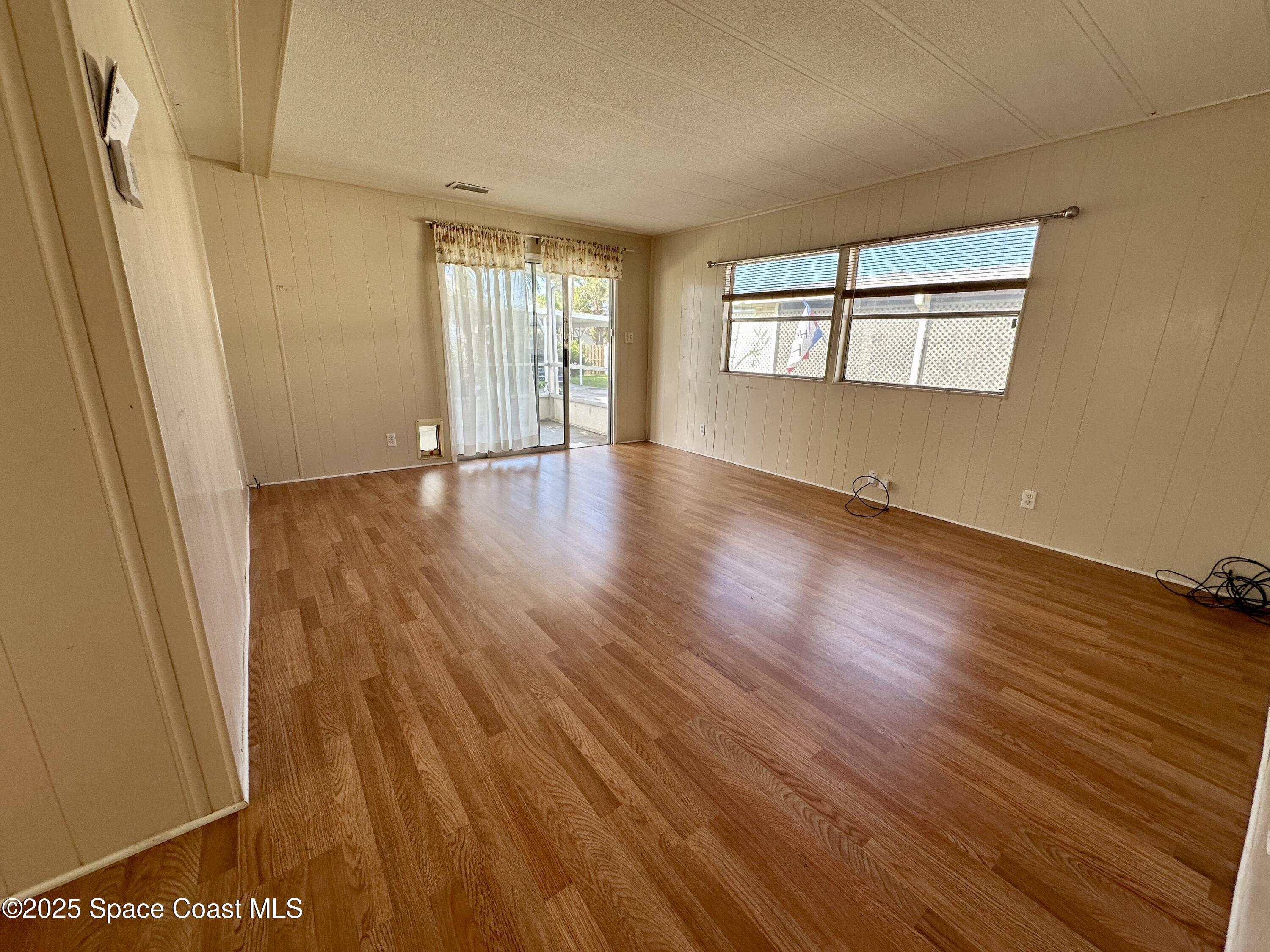 1675 Oceana Drive, Unit 5 Merritt Island, FL 32952 - Photo 2 of 14 Living room