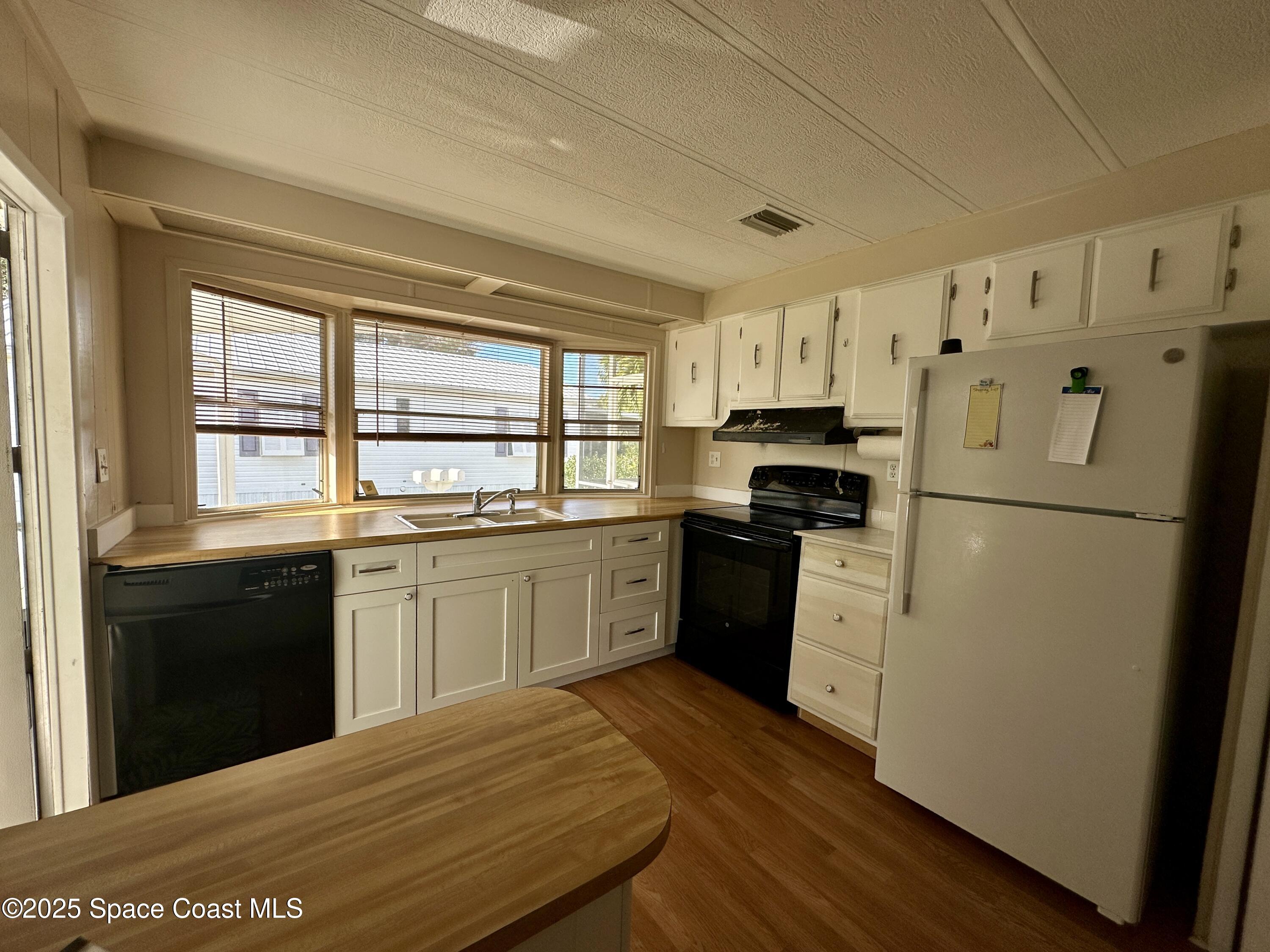1675 Oceana Drive, Unit 5 Merritt Island, FL 32952 - Photo 4 of 14 Kitchen
