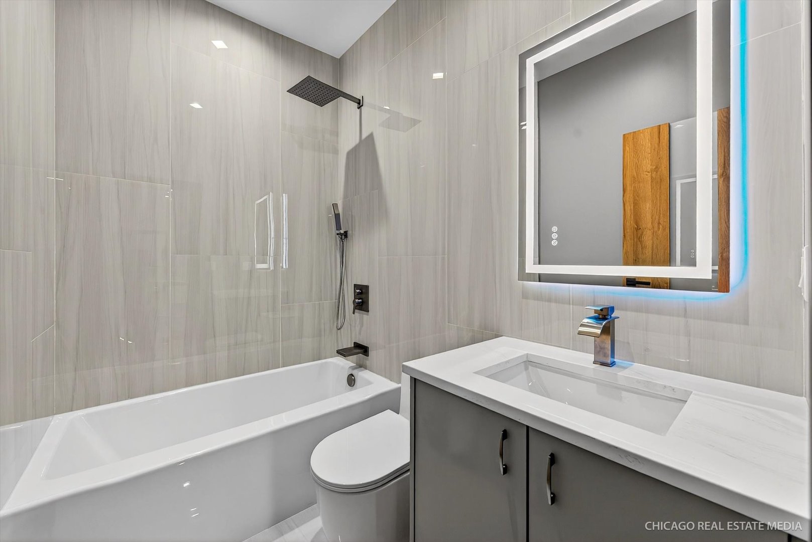 6090 Belmont Road Downers Grove, IL 60516 - Photo 55 of 75 a bathroom with a sink a toilet and a bathtub