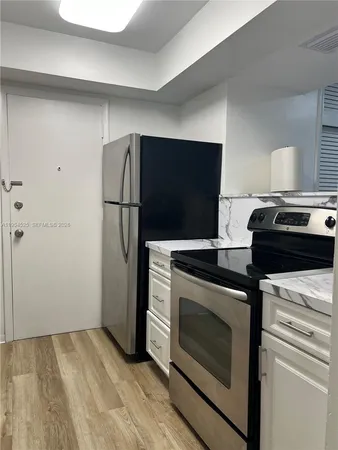 $2,600 | 195 Sunrise Drive, Unit 6, Key Biscayne, FL 33149