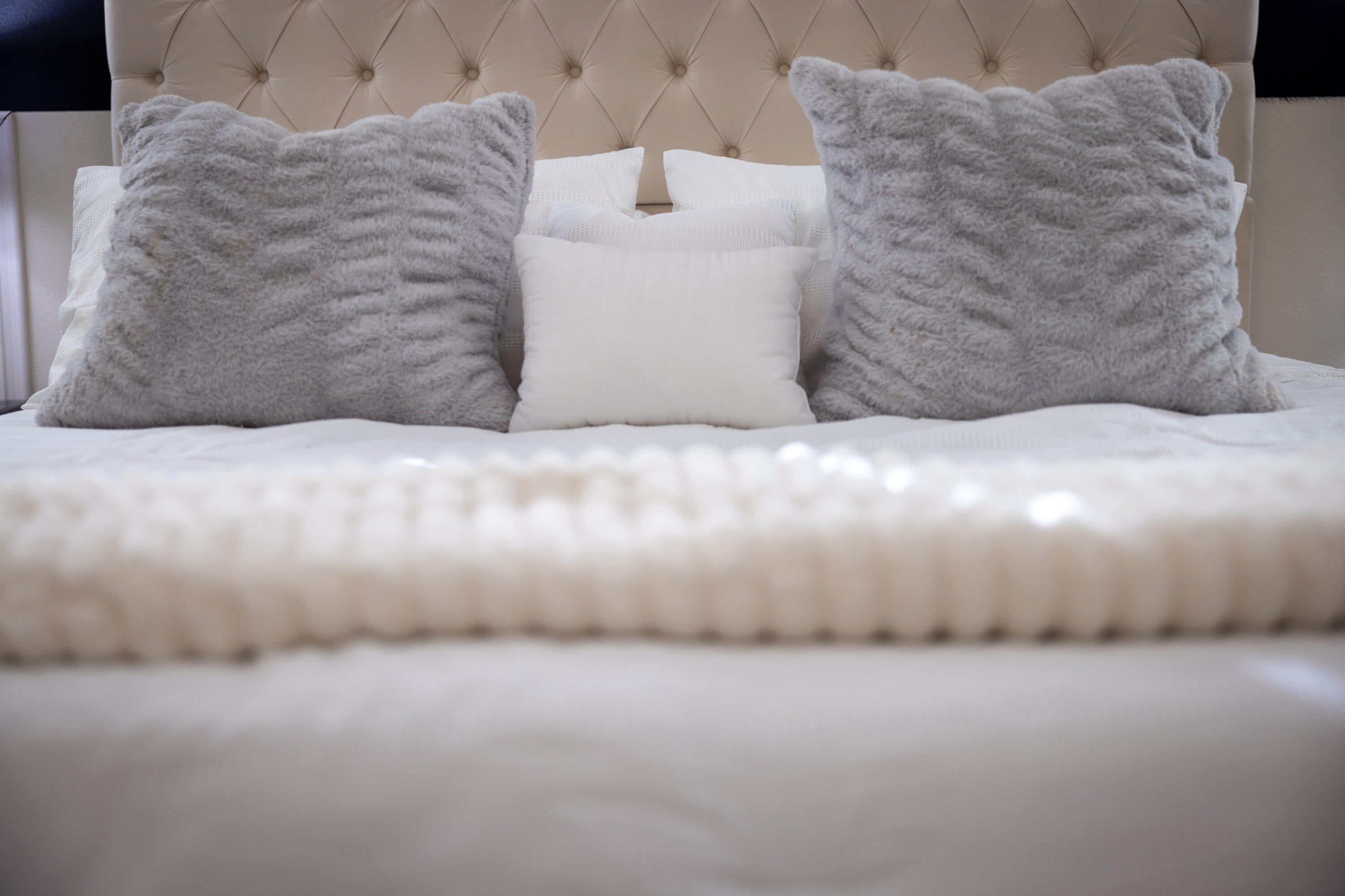 49527 Wayne Street Indio, CA 92201 - Photo 73 of 147 a large white bed sitting in a room