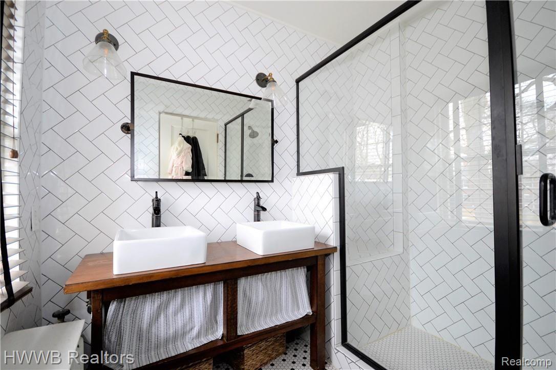 2460 Seminole Street Detroit, MI 48214 - Photo 14 of 31 Master Bath
