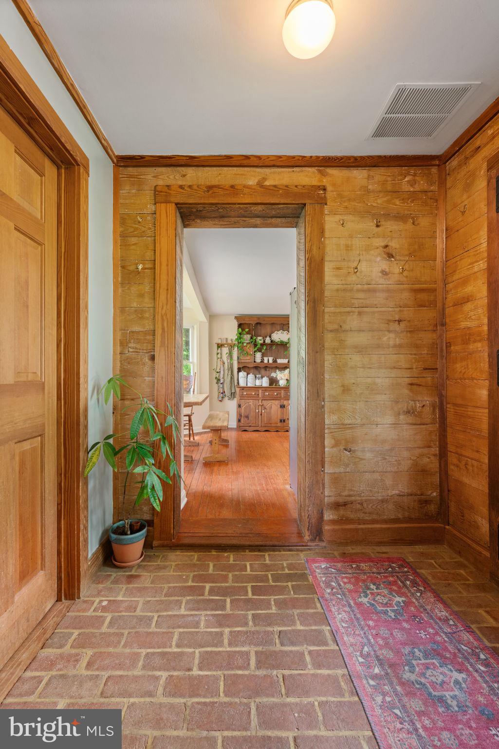 8520 Maidstone Road Delaplane, VA 20144 - Photo 16 of 67 Foyer