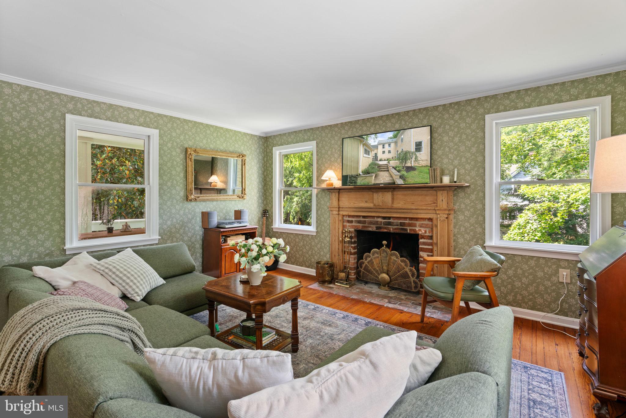 8520 Maidstone Road Delaplane, VA 20144 - Photo 33 of 67 Living Room