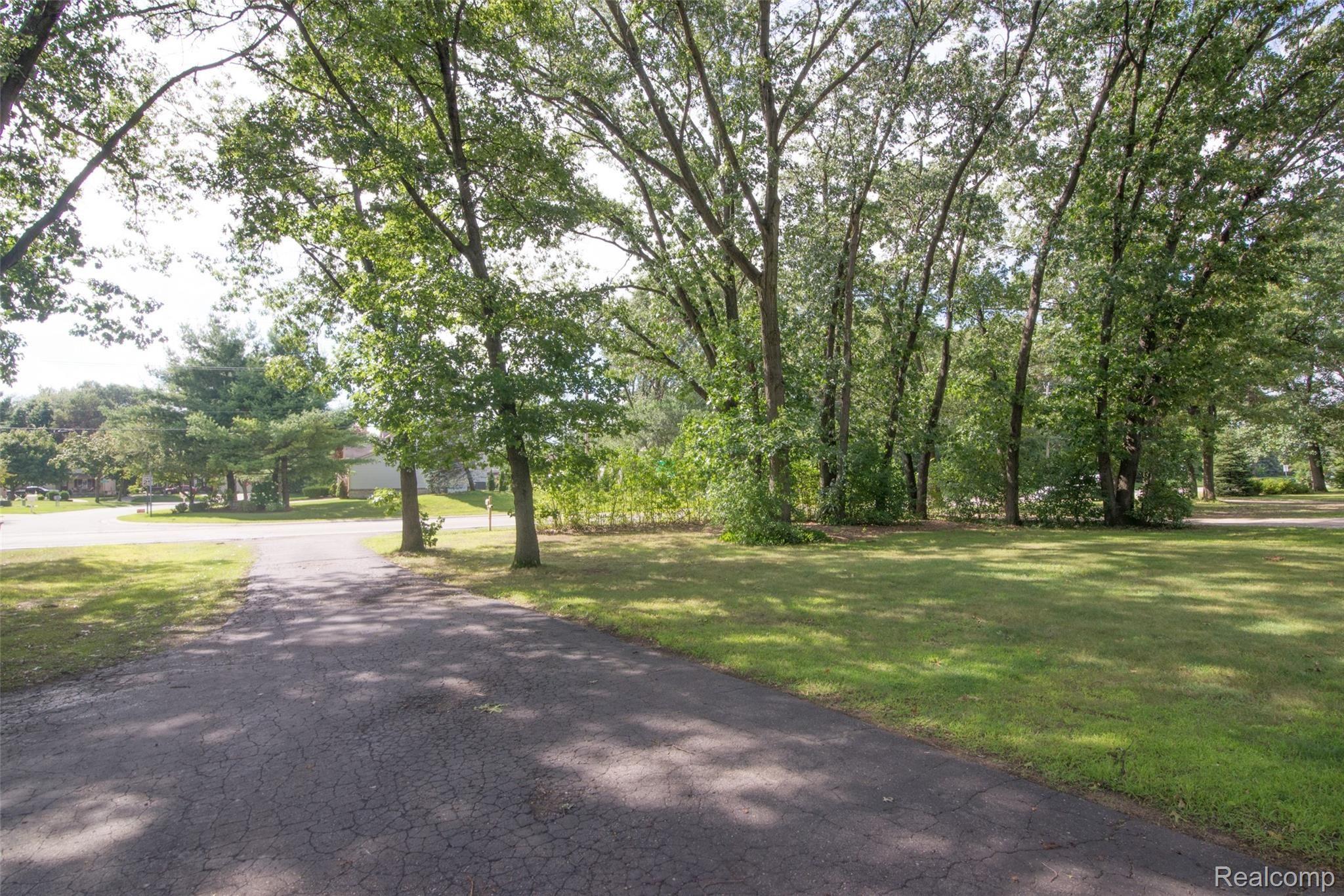 3250 Welch Road Walled Lake, MI 48390 - Photo 4 of 43 Drive with Turn Around