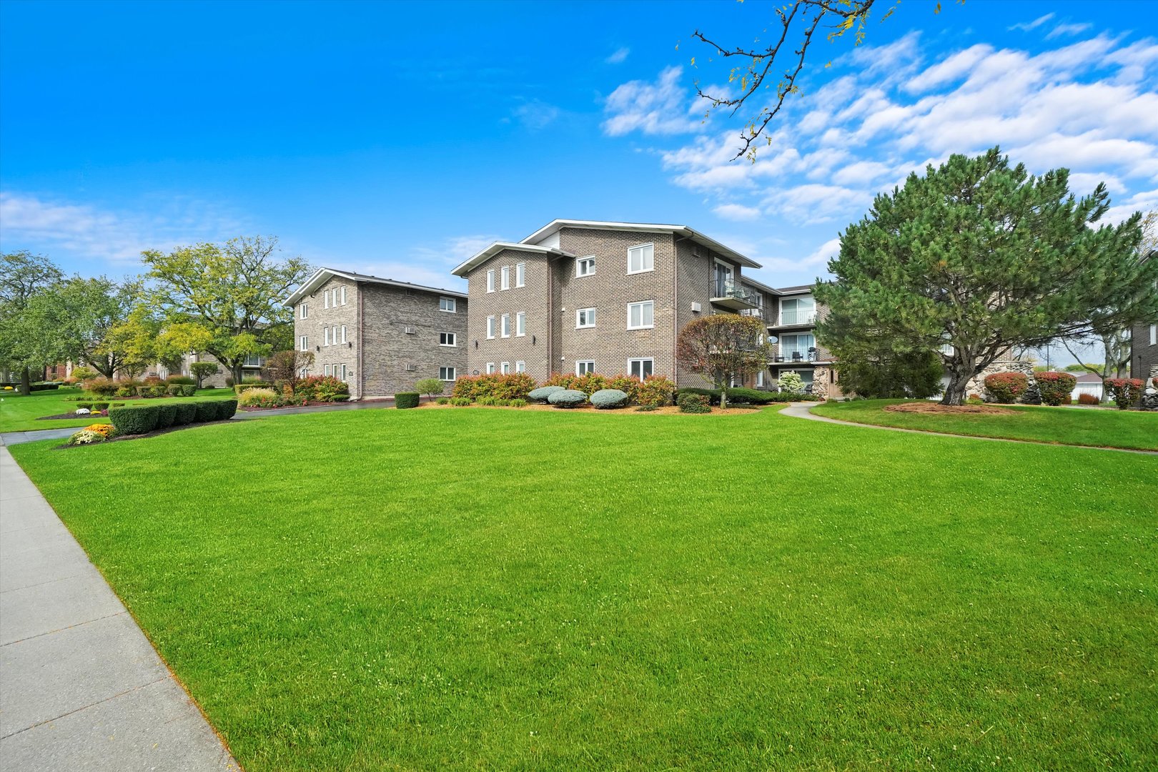 9016 West 140th Street, Unit 3A Orland Park, IL 60462 - Photo 22 of 25 a view of a house with a big yard