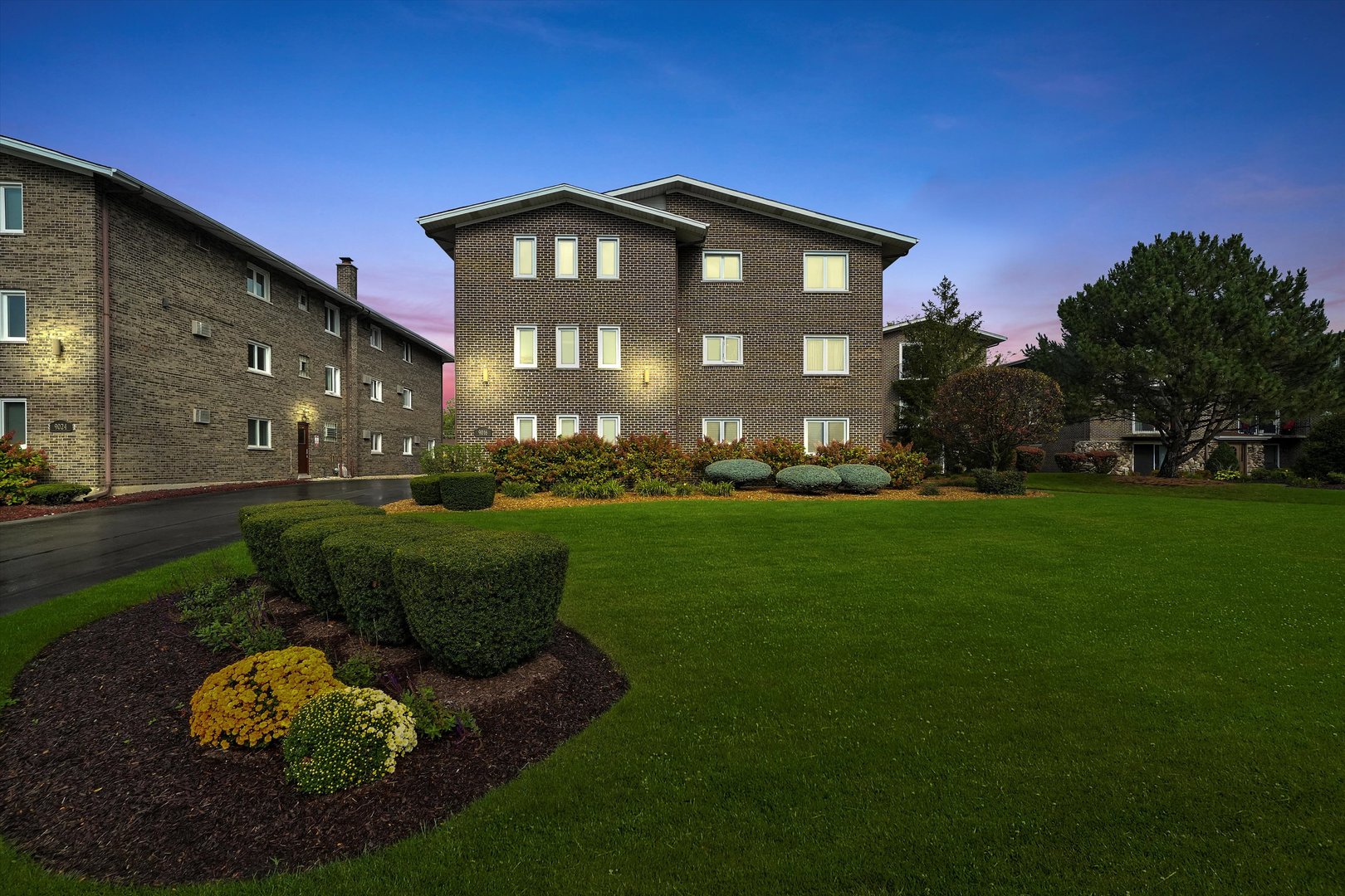 9016 West 140th Street, Unit 3A Orland Park, IL 60462 - Photo 25 of 25 a view of a yard with plants and a fountain