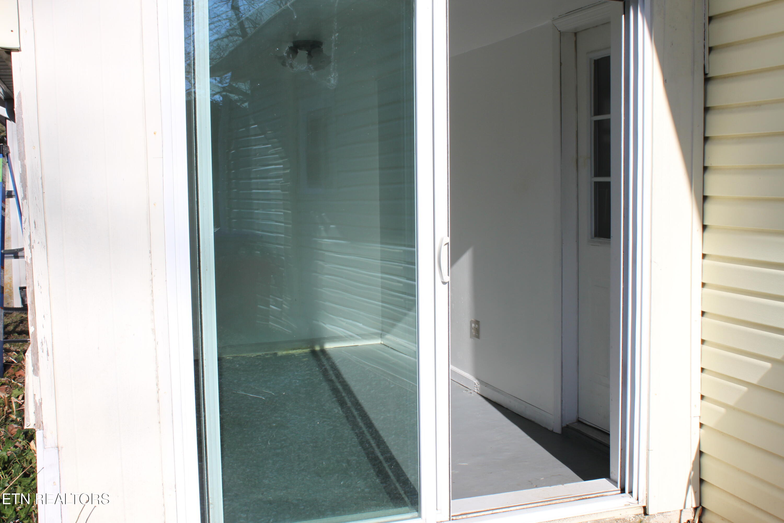 818 Medaris Street Clinton, TN 37716 - Photo 11 of 22 IMG_1707