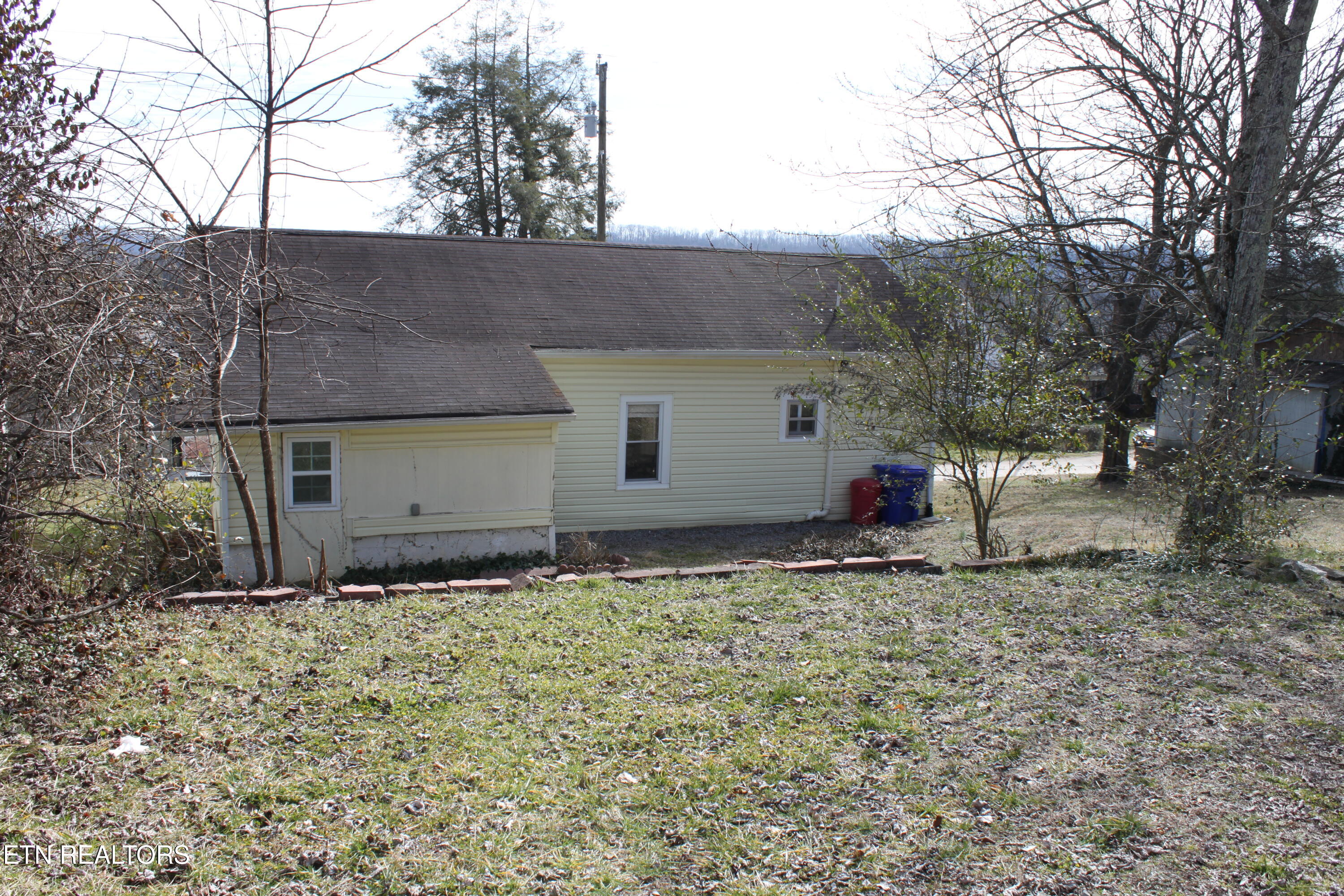 818 Medaris Street Clinton, TN 37716 - Photo 5 of 22 IMG_1752