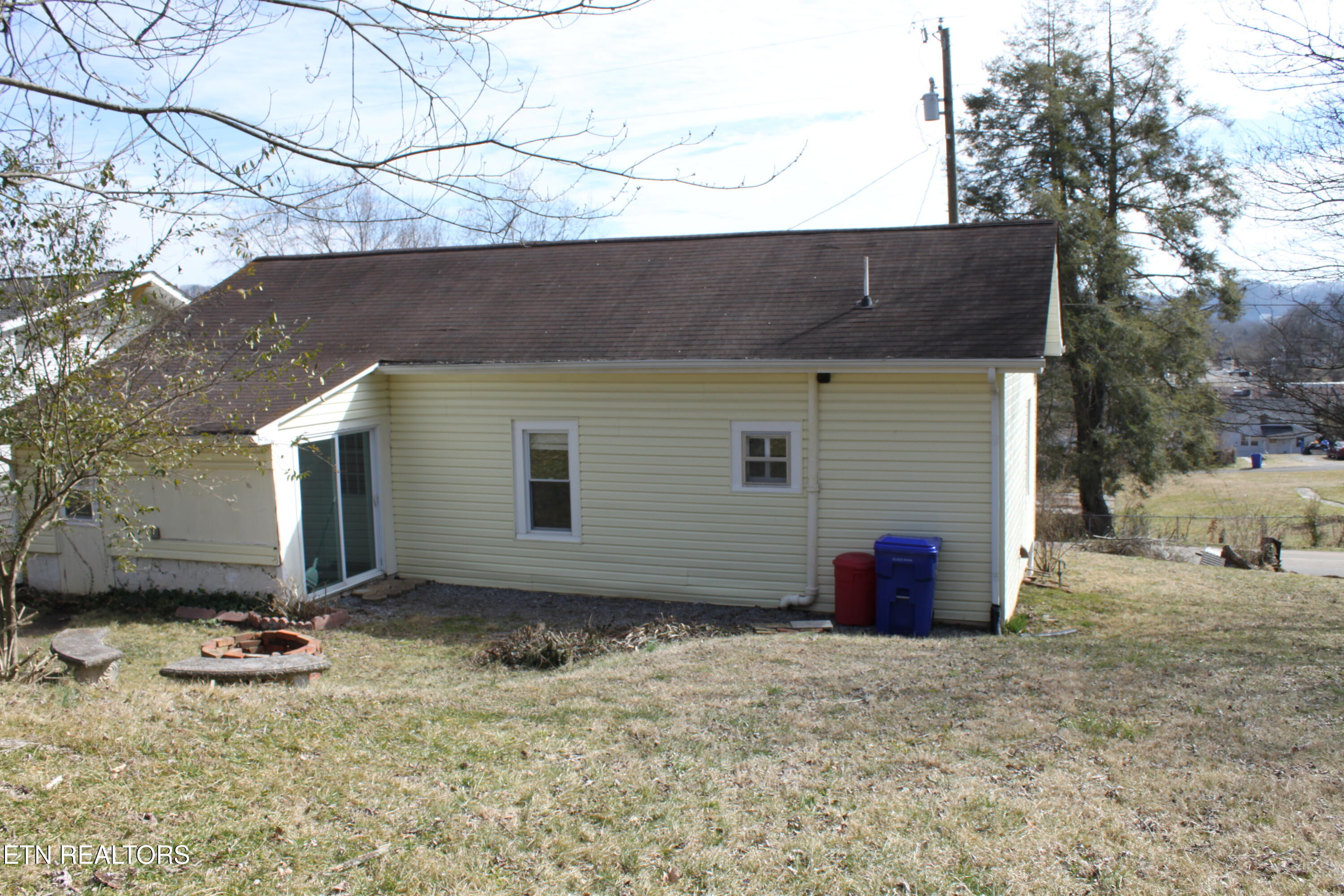 818 Medaris Street Clinton, TN 37716 - Photo 6 of 22 IMG_1751