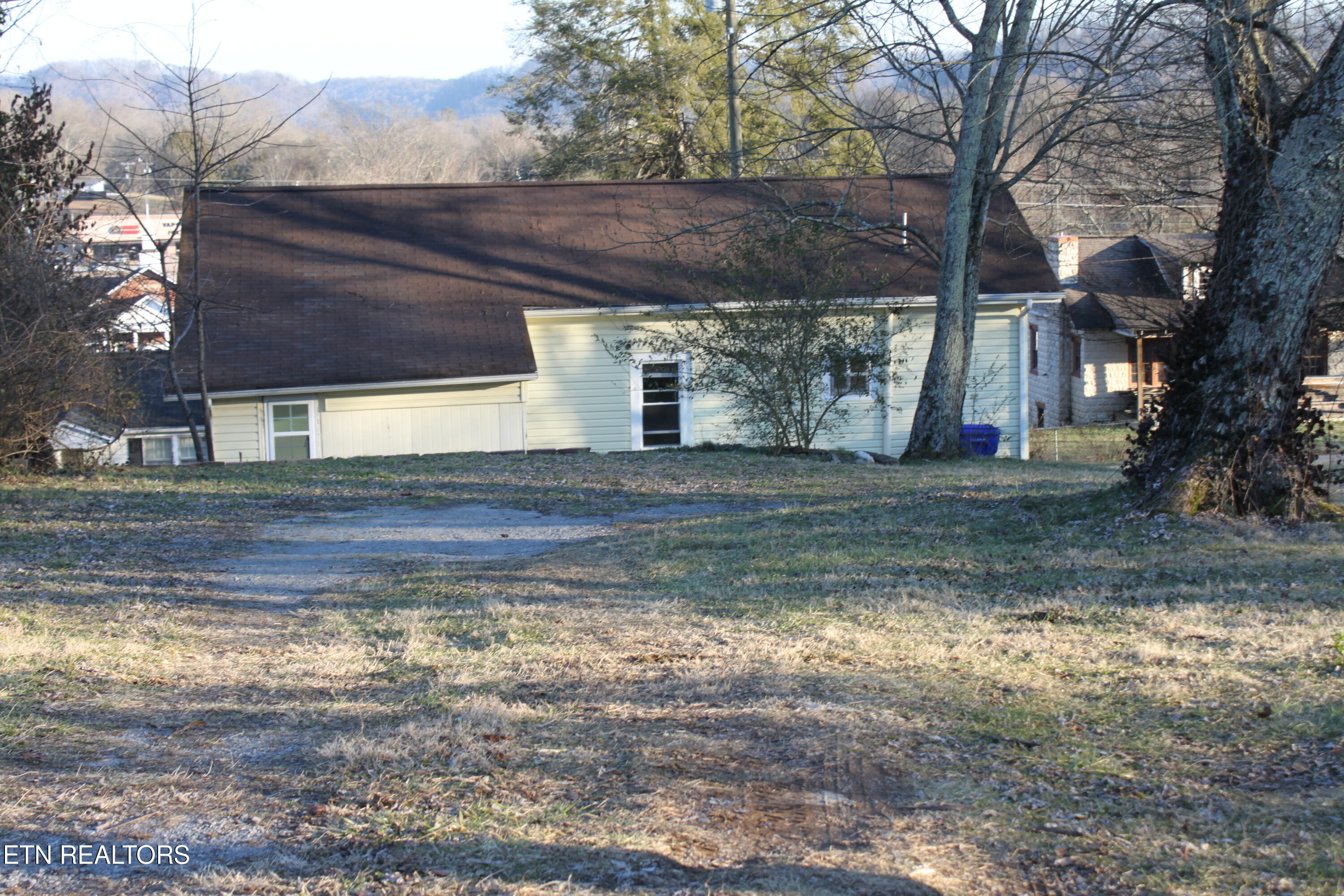 818 Medaris Street Clinton, TN 37716 - Photo 7 of 22 IMG_1715