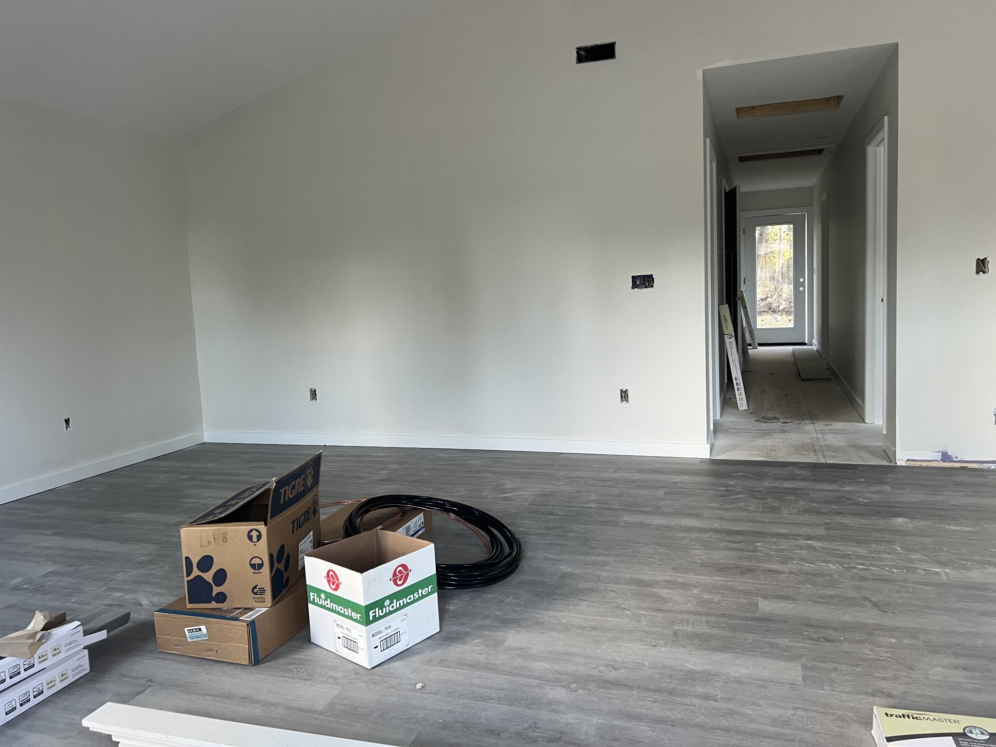 709 Hunt Street Winchester, TN 37398 - Photo 3 of 6 a room with painting on the wall and a potted plant