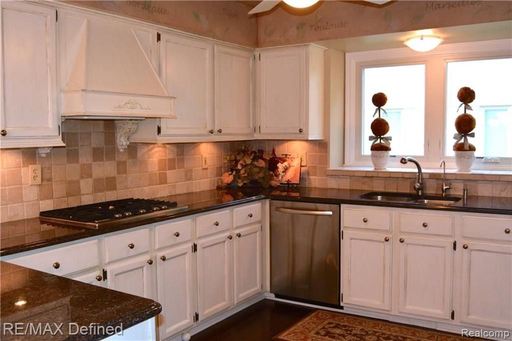 1216 Bembridge Drive Rochester Hills, MI 48307 - Photo 4 of 46