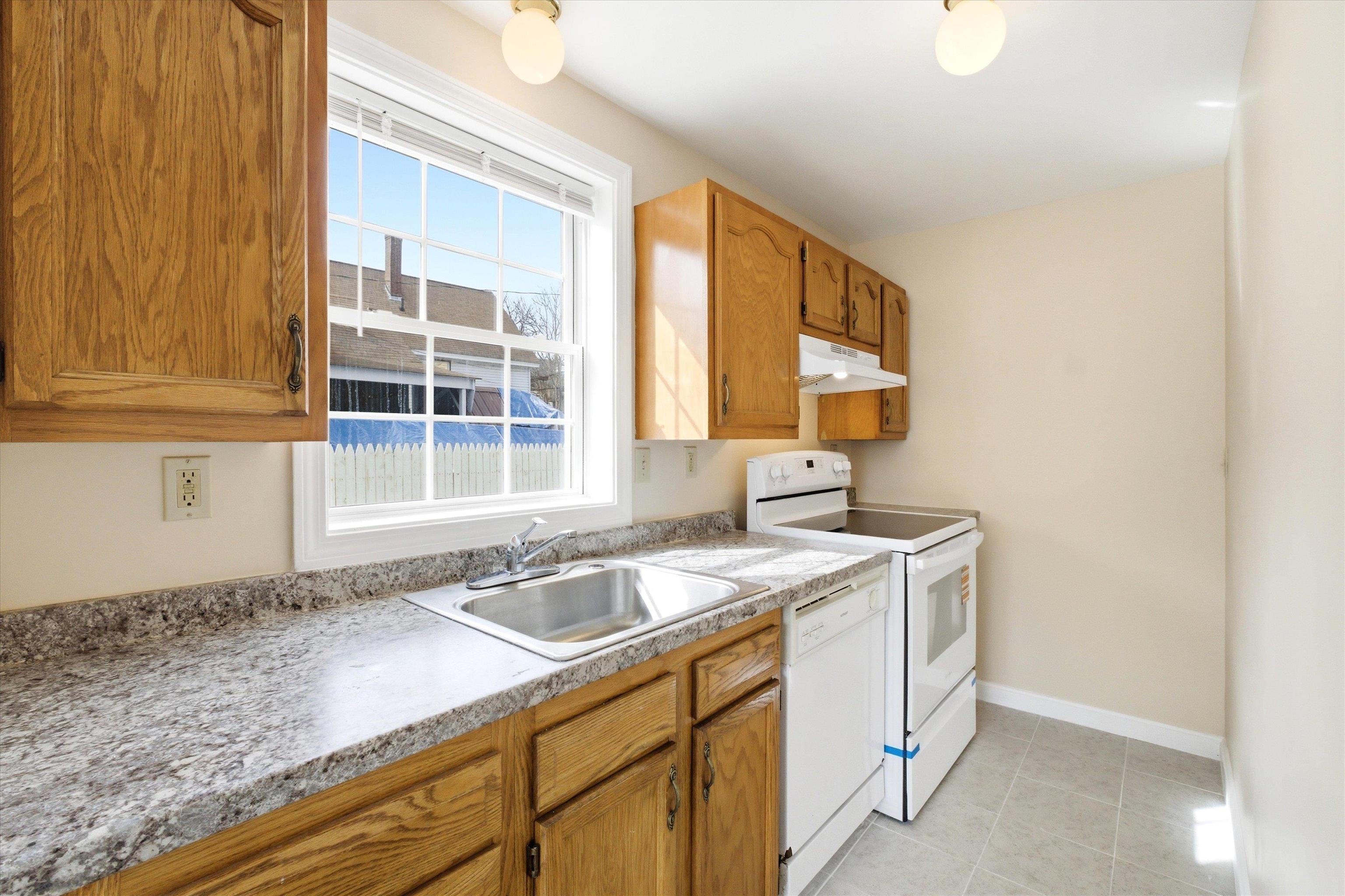 180 Spruce Street, Unit A Manchester, NH 03103 - Photo 7 of 26