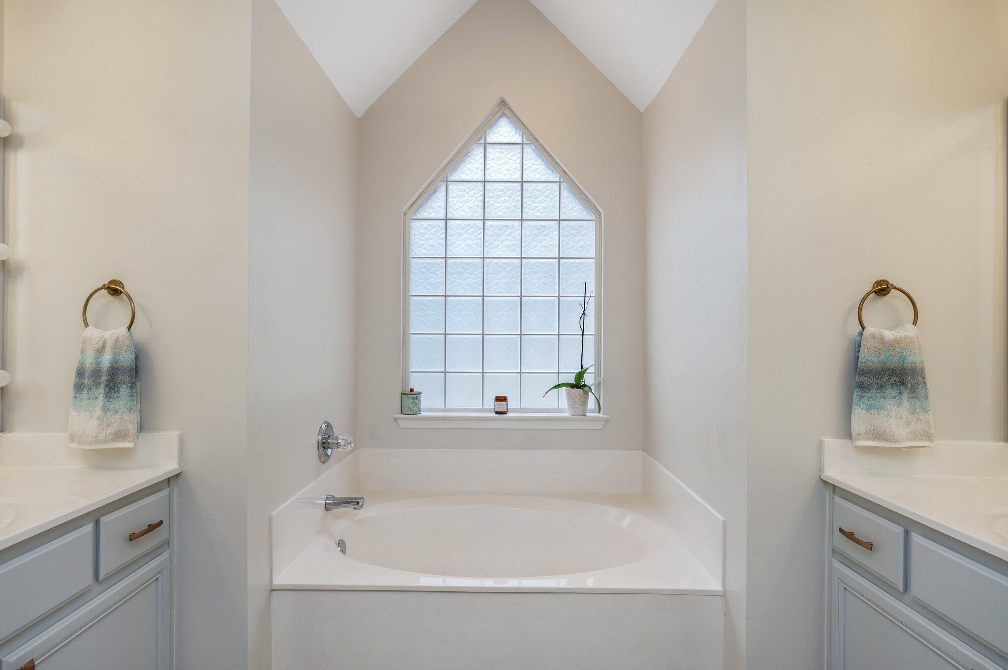 730 Denise Drive Crestview, FL 32536 - Photo 19 of 40 a bathroom with a sink and a bathtub