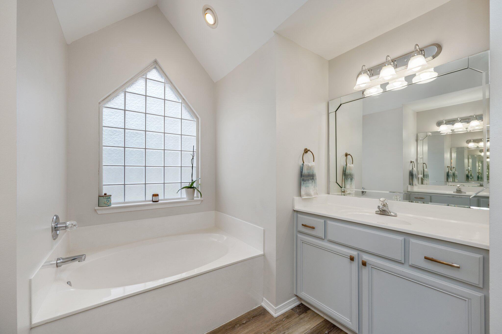 730 Denise Drive Crestview, FL 32536 - Photo 20 of 40 a bathroom with a tub a sink and mirror