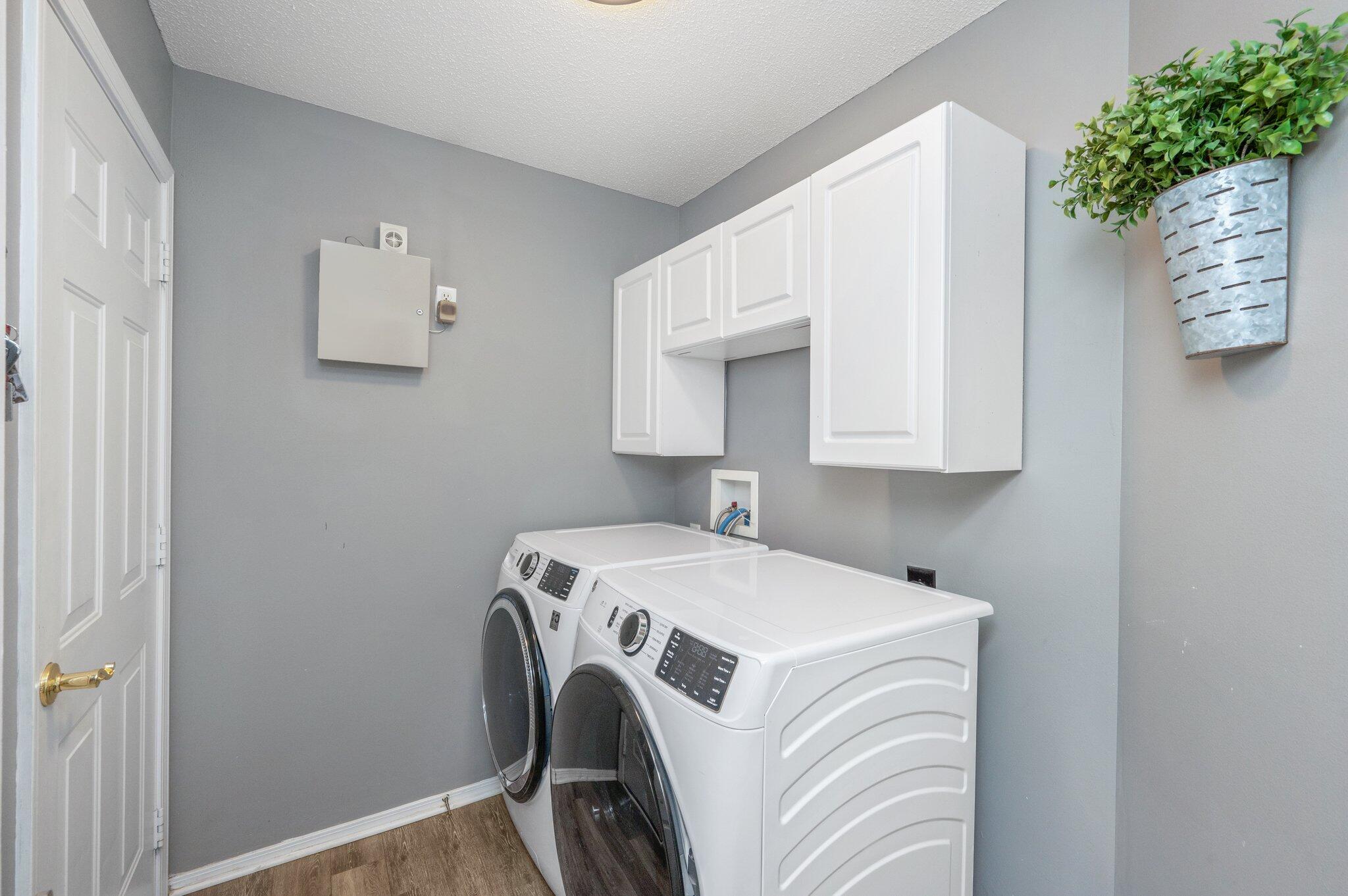 730 Denise Drive Crestview, FL 32536 - Photo 31 of 40 a utility room with dryer and washer