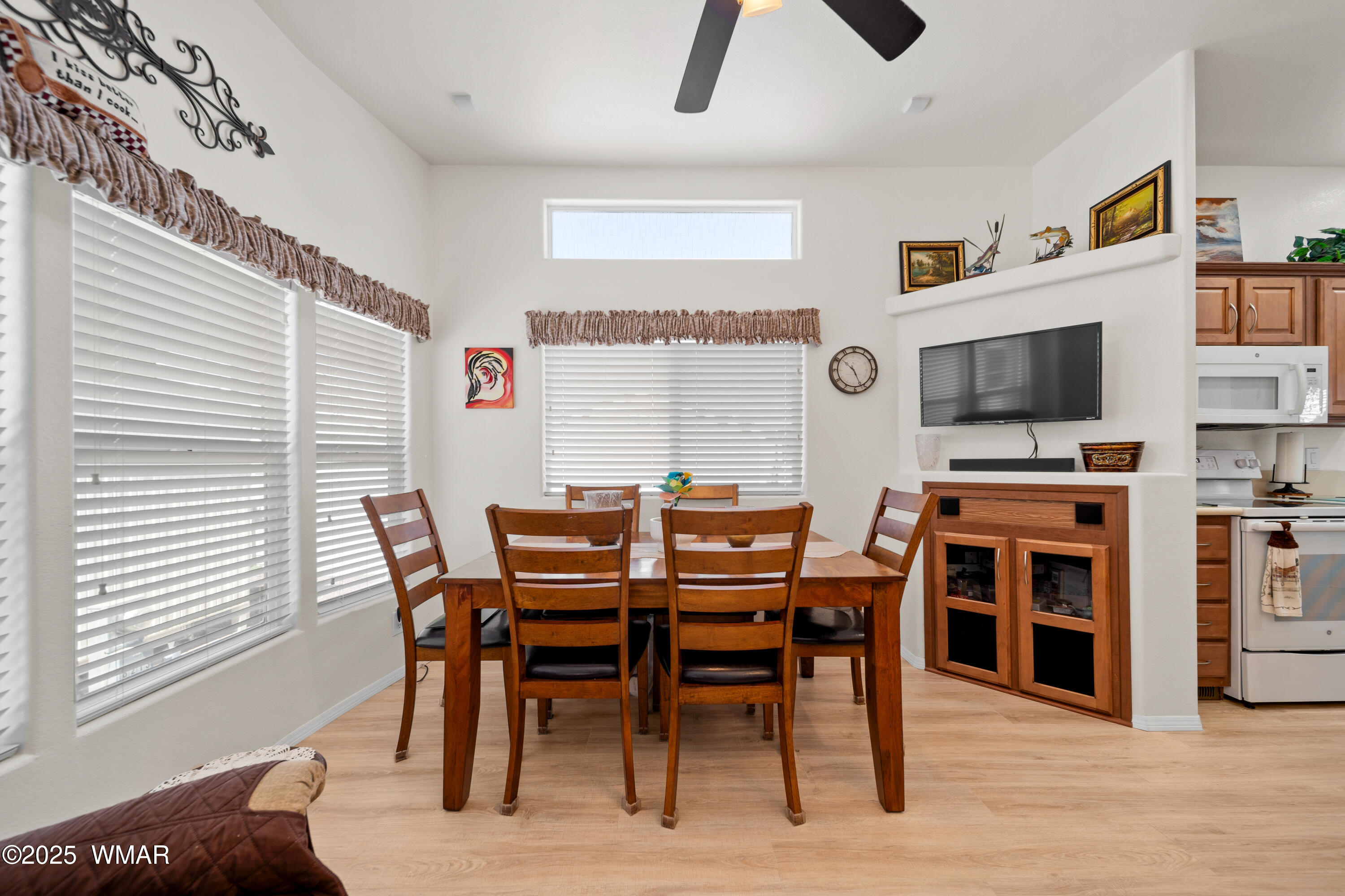 8213 Apache Way, Unit 415 Show Low, AZ 85901 - Photo 5 of 16 a view of a dining room with furniture